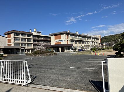 笠岡東中学校 約1,000ｍ(徒歩約13分)