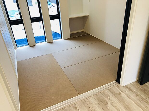 【和室】他分譲地にて同仕様のモデルハウス(完成物件)ご案内できます♪お客様へのおもてなしや子どもの遊びスペースとして最適な洋和室。窓を完備し、明るく心地の良い空間でリラックスしたひと時をお過ごしいただけます。