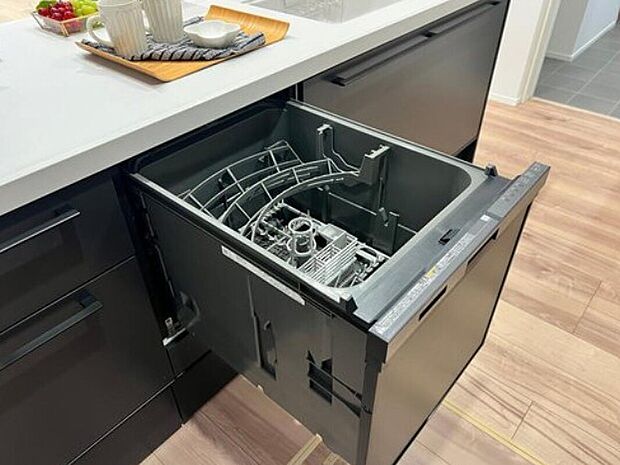 【食器洗浄乾燥機】衛生面だけでなく省エネ効果も高い食器洗浄乾燥機。手洗いでは落ちない汚れもキレイに。家事の時間短縮ができるもはや必需品です！
※画像はイメージです