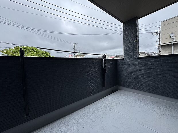 【インナーバルコニー】広々としたインナーバルコニーです。雨でも濡れずに洗濯物を干すことができます。