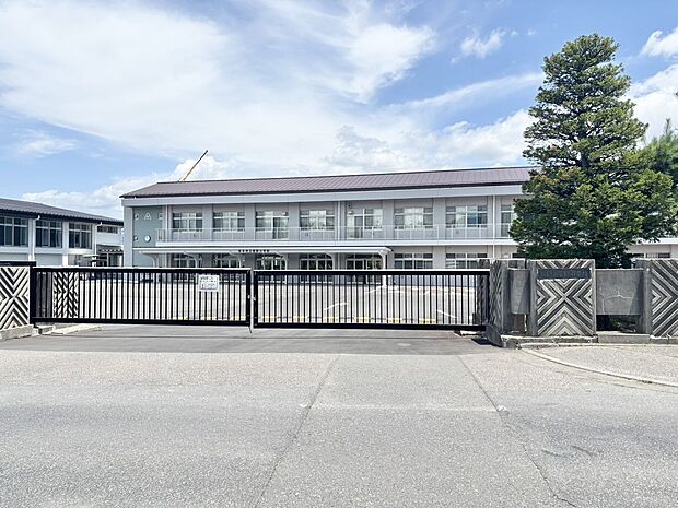 菅野小学校(約1,500m)