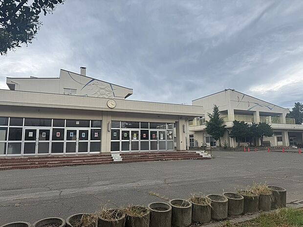 塩尻市立吉田小学校(約300m)