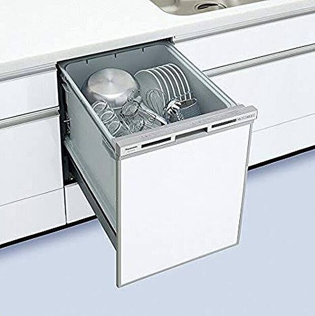 【ビルトイン食器洗い乾燥機】引き出し型のビルトイン食器洗い乾燥機。キッチン下に収まり、作業動線に配慮した配置です。