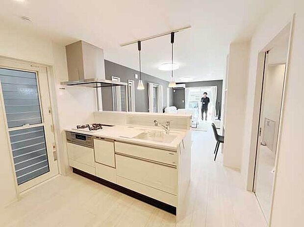 【【Ｂ邸　約１６帖ＬＤＫ】(ＡＣ邸同仕様)】エアコン、リビング家具、ダイニング家具、６５インチテレビ付ＴＶボード、照明器具、Ｗカーテン、ワークスペース付