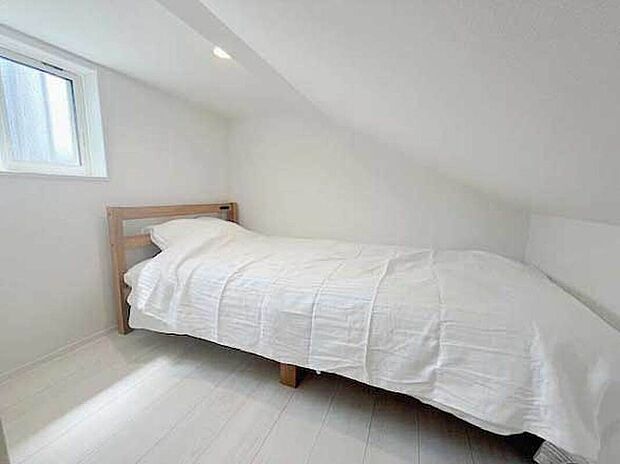 【【Ｂ邸　約８.５帖中３Ｆ寝室兼書斎(寝室(5))】】家具、エアコン、照明、窓付で多目的に使える快適空間です。
固定階段で上れるので荷物の運び入れも簡単です。天井高１ｍ４０(ＡＣ邸同仕様)