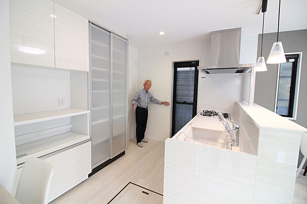 【タカラ製マルチ対面オープンシステムキッチン】ビルトイン食器洗い乾燥機、浄水器内蔵シャワー水栓、背面家電食器収納付