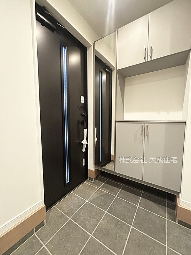 【玄関・玄関収納】靴入れもございます。　現地写真：2026.1.9撮影