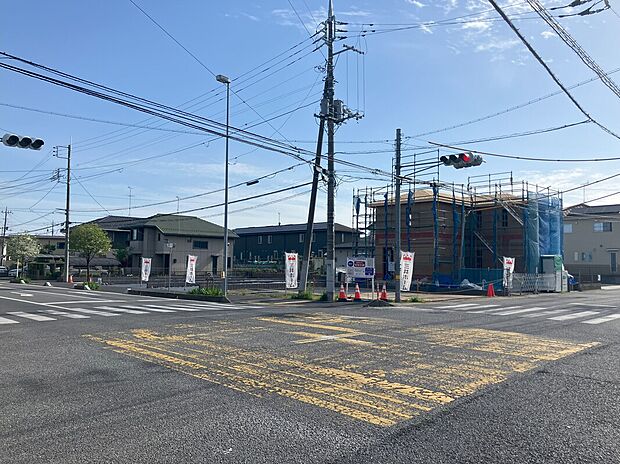 県道に面し、お車での移動もスムーズに行えます。周辺にはスーパーや商業施設が複数あり、日常の買い物に困りません。
(2026年4月撮影)
