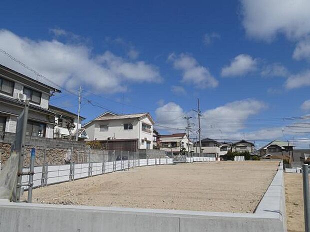 建築条件付き宅地分譲。
土地面積103.05m2、31.17坪。
17号地の外観です。
