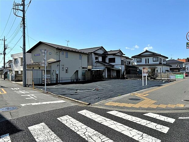 2方向が道路に面した開放感のある立地。採光や通風を確保しやすく、建物の配置や間取りの自由度が高まりやすいメリットがあります。