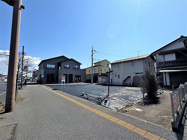 開放感のある広々とした道路に面した立地です。車の出入りもしやすく、毎日の暮らしに便利です。