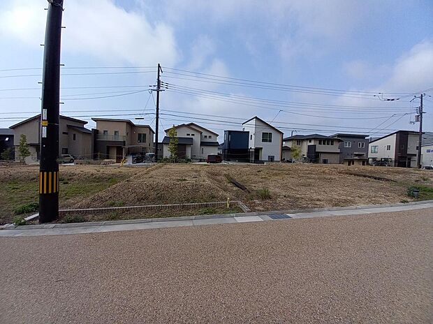 自然豊かな環境で、緑の癒しと雄大な開放感を味わえる、阪急宝塚山手台らしい新街区。第1種低層住居専用地域の閑静な住宅街で、小学校や公園も徒歩圏内で、子育て世代にも暮らしやすい環境です。