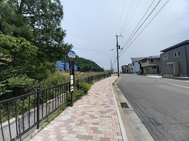 阪急バス「宝塚山手台東四丁目」バス停まで徒歩1~2分。バス停がすぐ近くにあるため、阪急「山本」駅への移動にも利用しやすく、通勤・通学やお出かけの際にも便利です。