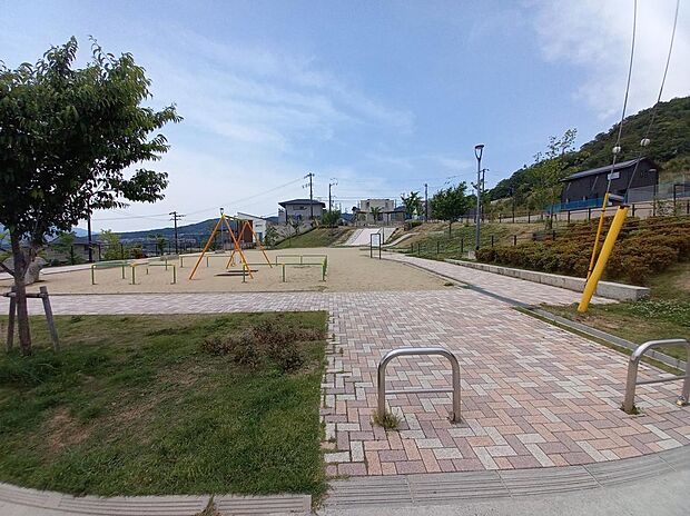 画像の「山手台東3丁目さくらの丘公園」をはじめ、徒歩圏内に複数の公園が点在。子どもの遊び場としてはもちろん、お散歩や体力づくりなど、身近に利用できる環境です。