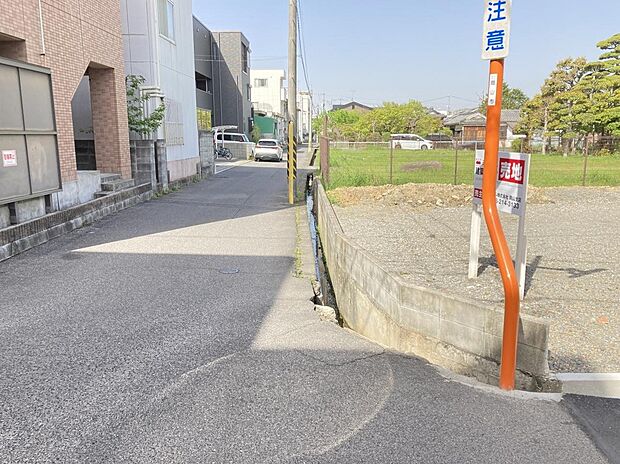 中心エリアへも通いやすく、商業施設・金融機関もそろった利便性の良い住環境。
前面道路(南)幅員約4.3m