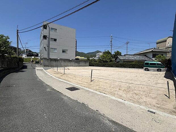 前面道路は約4.2mの幅員を確保。車の出入りもしやすく、日々の暮らしにも便利な立地です。