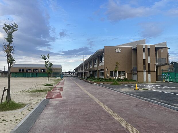 四日市市立南中学校（約670m）