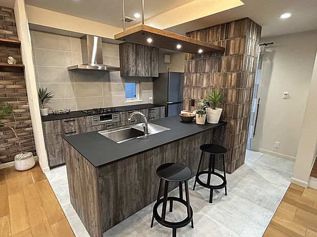 【キッチン】ダイニング・リビングも見渡せるII型オープンキッチン