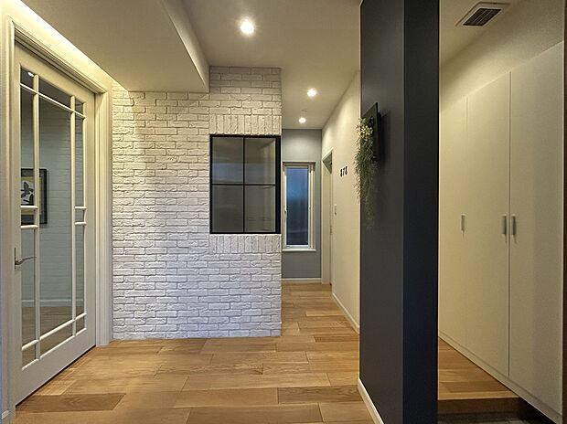 【玄関】土間スペースを広めに設けて、ベビーカーなども置けるよう配慮した玄関