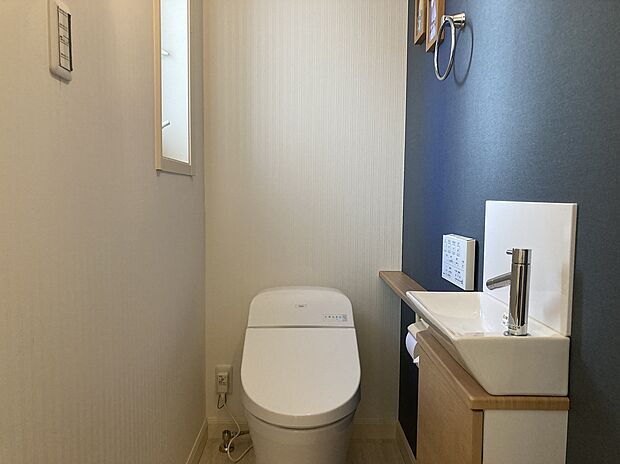 【1階トイレ】1階トイレには、手洗いも完備。