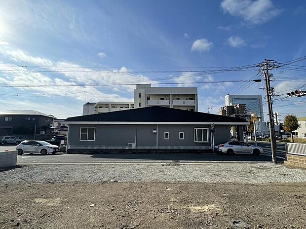 【現地写真(4)】現地（2025年12月14時）敷地中心より撮影。前面道路を挟んだ向かいの家は平屋の為、一日中南側から心地の良明かりを確保可能。参考プランもご用意しておりますので、是非モデルハウスにお越しください。