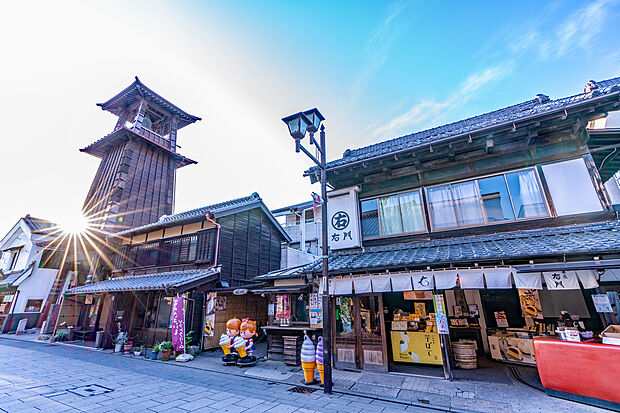 【鐘つき通り】蔵造りの街並みに鐘の音が響き、名物の食べ歩きグルメや土産店が軒を連ねます。歴史情緒に浸りながら散策を楽しめる、観光のメインスポット。徒歩約25分