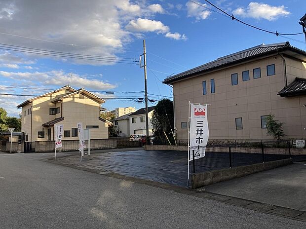 【前面道路含む現地外観画像】生活施設が徒歩10分圏内にすべてそろう便利な敷地。4号線にもすぐ出られ、駅東公園前駅(LRT)までも徒歩圏と、交通の便が良い分譲地です。