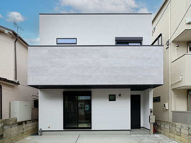 スタイリッシュな直線美が際立つ、印象的な外観デザイン。