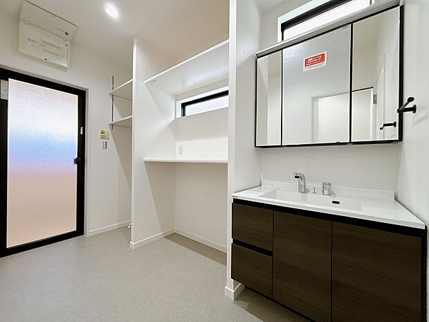 【施工例】ランドリールーム
ヘアセットがしやすい3面鏡の洗面化粧台です。お客様のライフスタイルに合わせて、化粧台のサイズ変更やライトの仕様、オプションの追加も可能です。