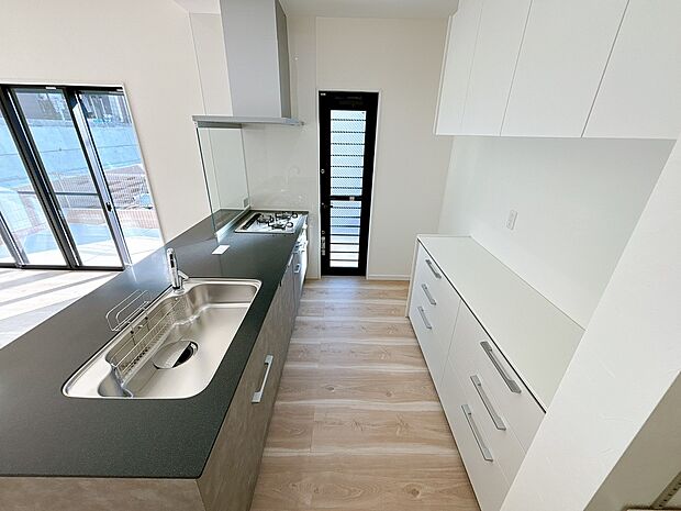 【当社施工例】キッチン
キッチンそのものがインテリアとして映える、デザイン性の高い最新システムキッチン。豊富な収納で生活感を抑え、LDK全体を美しく整えてくれます。