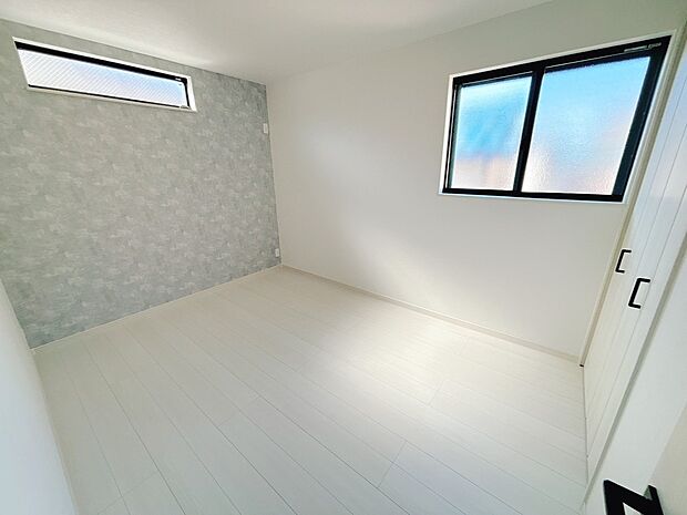 【洋室】2面採光で明るい洋室です。一面壁紙を変えるだけでお洒落な空間と個性がプラスされます。