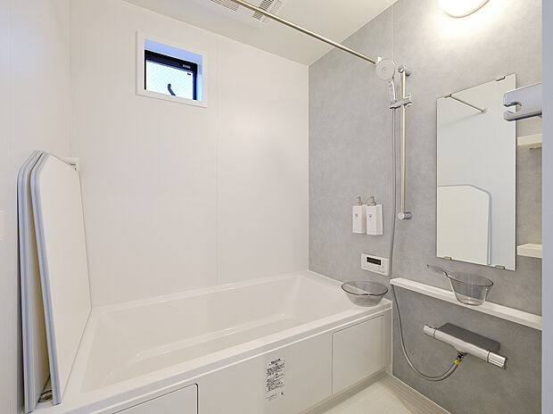 【浴室】便利な浴室乾燥機を完備！雨の日や湿気の多い季節でも、浴室をすぐに乾燥させることができるため、快適にご利用いただけます。