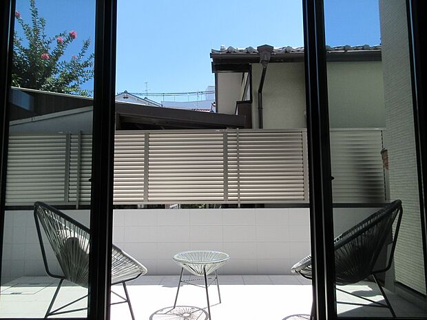 【テラス(当社施工例)】陽当たりの良いテラスでは、お天気の良い日にはお茶タイムを楽しんだり、読書を楽しんだりと特別なスペースとして活用いただけます。