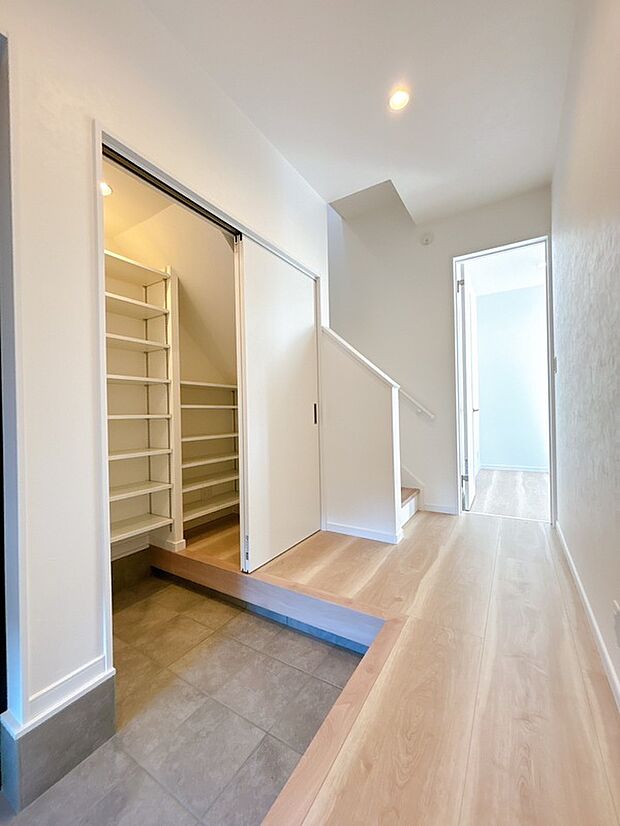 【【当社施工例】土間収納】使いやすさ抜群の土間収納！広めの土間収納には、靴や傘はもちろん、スポーツ用品やゴルフバッグ、子どもの遊具など、生活に必要なアイテムをすっきり収納可能☆玄関からすぐにアクセスできるので、忙しい朝にも便利です。