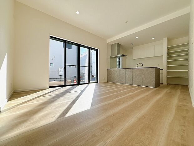 【【当社施工例】リビング】光あふれる明るいリビング♪大きな窓と天井高が開放感を生み出し、日中は自然光がたっぷりと差し込む明るい空間です。リビングに面したテラスやバルコニーとつながる間取りも魅力！