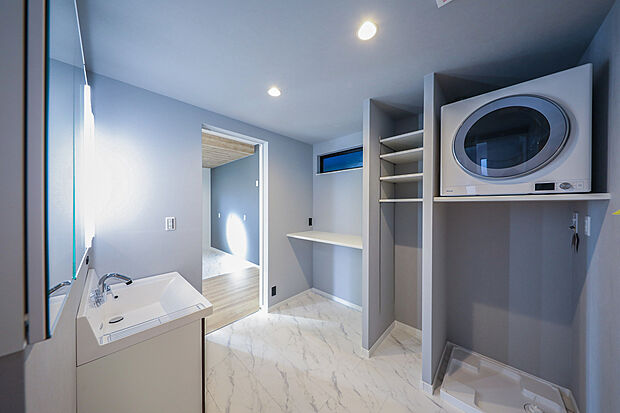 【【当社施工例】ランドリールーム】洗濯だけでなく、乾燥、収納、アイロンがけ、など複数の作業を行える多機能スペースです。
