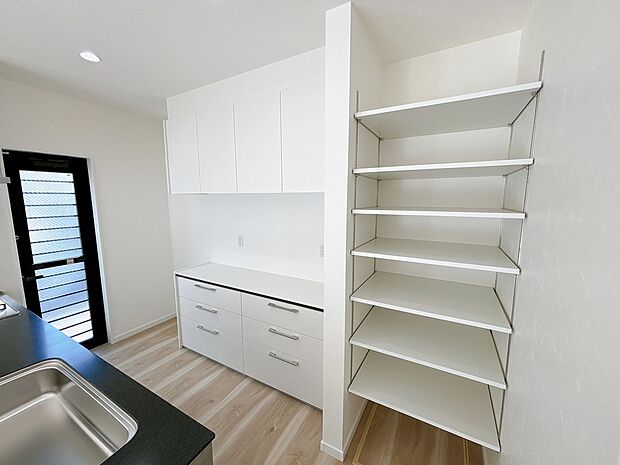 【【当社施工例】オープンパントリー】オープンパントリーは、調味料や乾物、缶詰などをすっきり整理できる便利な収納スペースです。見せる収納としても使えるデザインで、毎日のお料理が楽しくなりますよ♪