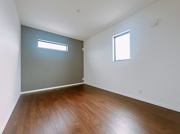 【【当社施工例】洋室】壁一面に施されたクロスが、シンプルでありながらもおしゃれなアクセントになり、お部屋の雰囲気を格上げします。2ヵ所の窓からは自然光がたっぷりと差し込み、部屋全体が明るく開放的に。デザイン性と明るさの両方が楽しめるお部屋です◎