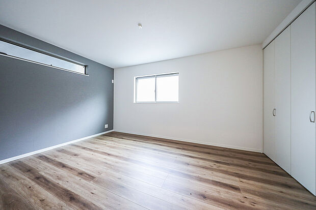 【【当社施工例】洋室】シンプルでありながらも落ち着きのある洋室は、あらゆるインテリアスタイルに調和します。モダンからカジュアル、クラシックまで幅広いテイストに合わせやすく、自由にカスタマイズしてオリジナルの空間を作れます♪