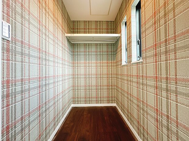 【【プラン例】】壁面にチェック柄のアクセントクロスを施したおしゃれなWIC。窓が配置されているため、換気しやすく、日中とても明るい空間です。