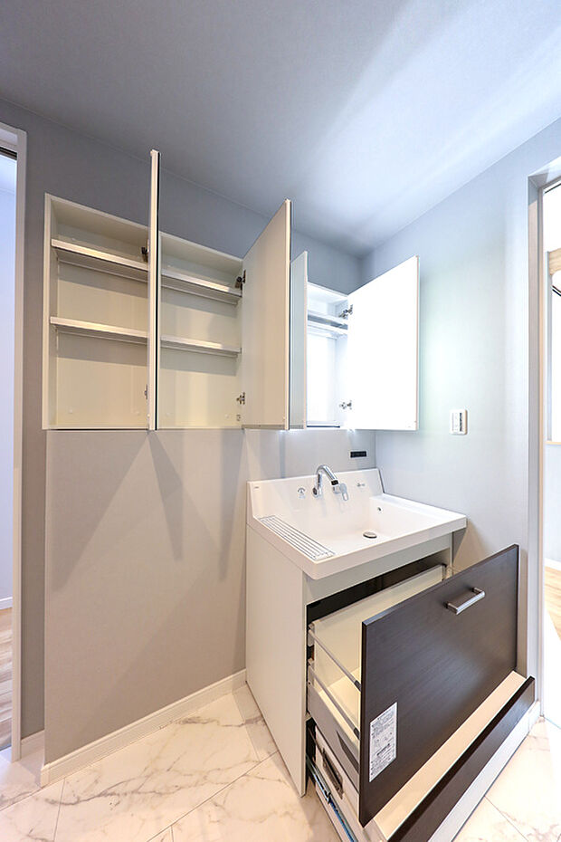 【【施工例】洗面台】収納力に優れた三面鏡付き洗面化粧台を設置。ハイバックカウンターは上部まで一体成形だからお手入れ簡単です！