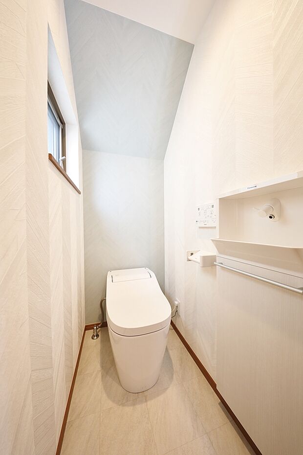 【【施工例】トイレ】お掃除しやすいタンクレストイレ＆コンパクトでスマートな手洗い器を設置。手洗い器下部には便利な収納付き。