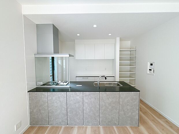 【【施工例】キッチン収納】スライドタイプのフロアキャビネット＋吊戸棚＋カップボードを設置。収納力を最大限に活かして、見た目もすっきり、使い勝手の良いキッチンです。