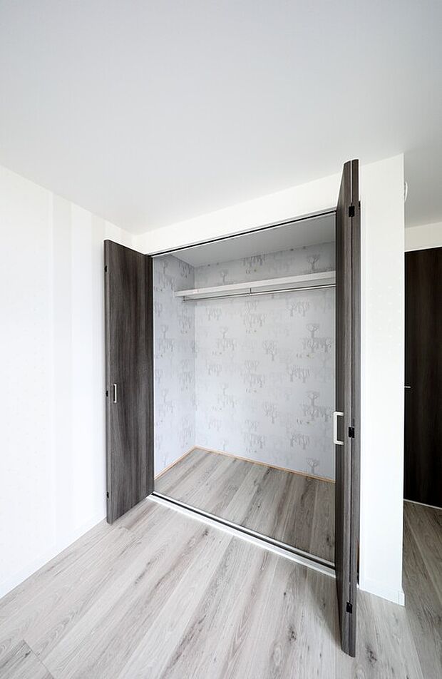 【1F洋室】【プラン例】1Fの洋室(6帖)は、クローゼット付きで使い勝手◎。お仕事部屋や趣味部屋、急なゲストにも対応できる万能スペースです。