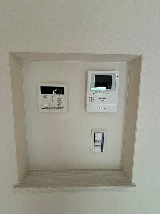 【【施工例】スイッチニッチ】インターホン、電源ボタン、給湯スイッチをひとまとめにしたスイッチニッチ。すっきりと整理され、操作もスムーズです。