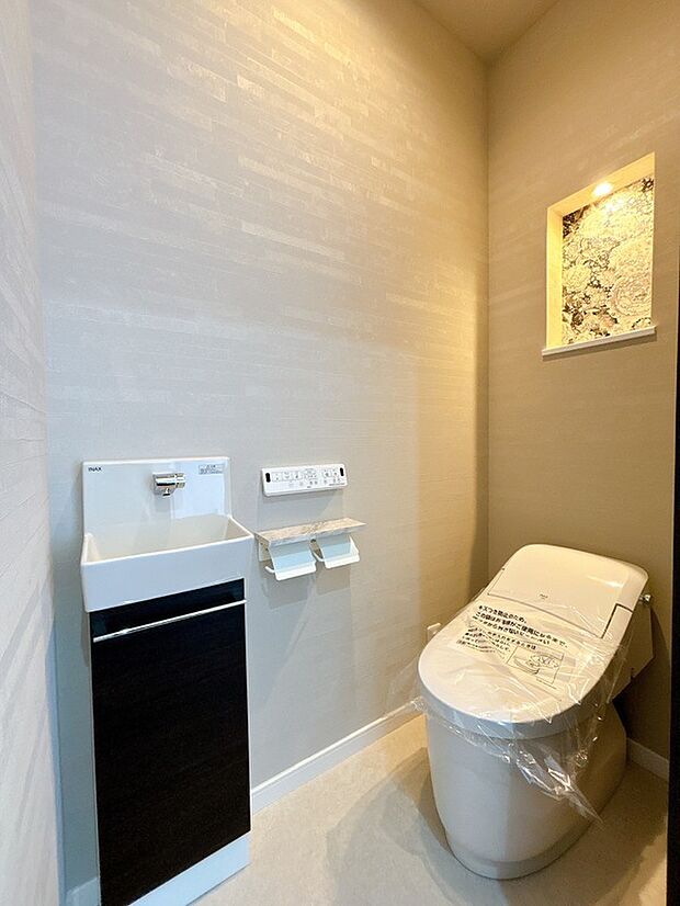 【【施工例】トイレ】スタイリッシュなタンクレストイレ。独立した手洗い台も設置しています。