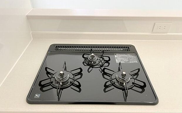【三口コンロ】3口ガスコンロを備え、複数の料理を同時に調理可能。毎日の食事づくりを効率よく進められます。