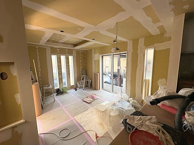 【現地写真】
食器洗乾燥機、浴室乾燥機、宅配ボックスなど暮らしを彩る多彩な設備が充実しています。家事の時短に繋がり、ご家族で快適に過ごす時間を増やすことができそうです。/2025.11.30撮影