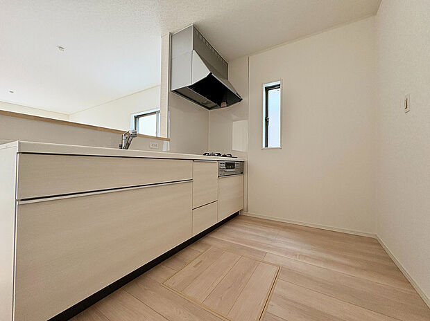 【キッチン】
調理中も会話が弾む、対面式システムキッチンです。明るい色味のシステムキッチンで清潔感があります。窓付きのため明るく、調理中の換気もスムーズに行えます。