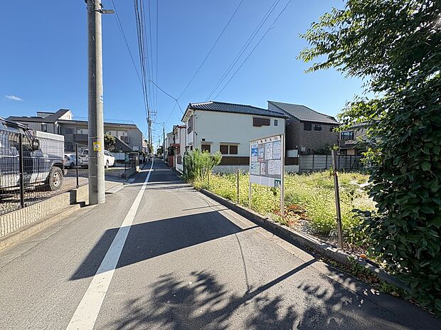 【前面道路含む現地写真】
徒歩9分圏内に小学校や幼保施設、公園があります。学校行事やお子様の外遊びなどへ、歩いて出向くことができる立地。子育て世帯にもおすすめです。